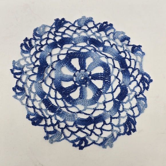 VINTAGE HANDMADE ROUND LACE DOILIES RED WHITE & BLUE KITCHEN LINENS DECOR LOT 7 - Picture 4 of 9